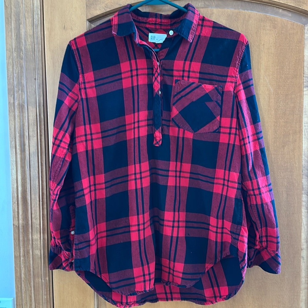 GAP Boyfriend Fit Red Black Plaid Flannel Button Down Shirt Size Small 🍁